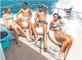  ?? ?? Vacaciones. Ahí van Dybala, Correa y sus parejas en el mar de Miami.