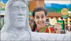  ??  ?? ÉXITO. Carolina Marín, con su medalla de oro en el aeropuerto.