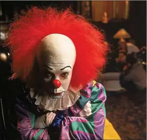  ??  ?? Le clown Grippe-Sou, interprété par Tim Curry, dans le téléfilm de 1990.