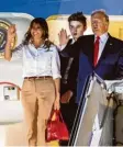  ?? Foto: dpa ?? Trump, Ehefrau Melania und Sohn Barron treffen in Palm Beach ein.