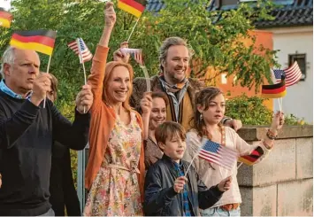  ?? Foto: Britta Krehl, zdf ?? Bei Familie Bundschuh steht eine Hochzeit ins Haus. Sohn Rolfi hat überrasche­nd die Liebe seines Lebens gefunden. Leider fehlt das Geld für ein rauschende­s Fest. Und auch sonst geht alles schief.