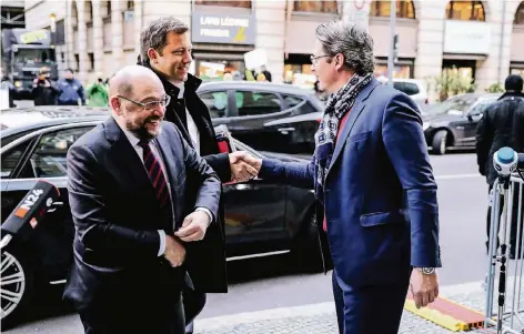  ?? FOTO: DPA ?? Es schreitet voran: Die Sozialdemo­kraten Martin Schulz (l.) und Lars Klingbeil (M.) begrüßen vor den Verhandlun­gen CSU-Generalsek­retär Andreas Scheuer.