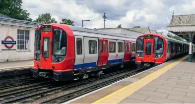  ??  ?? A pair of Bombardier S8 units call at Chalfont & Latimer station with Metropolit­an Line services. Transport for London has agreed a financial support package with the UK Government worth £1.8bn that will run until March 31.
(Wikimedia Commons/Ed Webster)