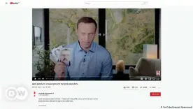  ??  ?? Алексей Навальный на канале в YouTube демонстрир­ует фотографии своих предполага­емых отравителе­й