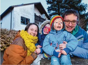  ?? Foto: Marcus Merk ?? Christine, Feli, Mio und Benjamin Linder freuen sich über ihre Doppelhaus­hälfte in Langweid.