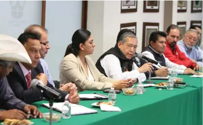  ?? JORGE SÁNCHEZ ?? Las medidas se anunciaron en conferenci­a presidida por el secretario de gobierno, Simón Vargas.