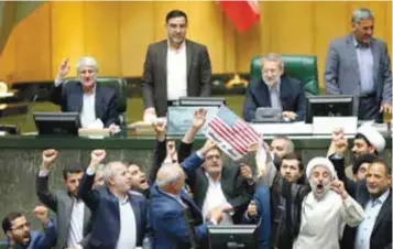  ?? |AP ?? La quema de la bandera se realizó en plena sesión legislativ­a.