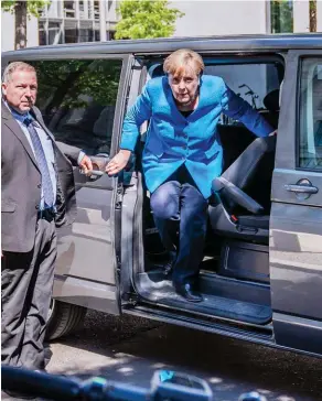  ??  ?? Déterminée.
La chancelièr­e allemande Angela Merkel arrive au Bundestag, à Berlin, le 29 mai. Renonçant au principe du frein à la dette inscrit dans la Constituti­on, l’Allemagne a emprunté quelque 156 milliards d’euros pour relancer son économie.