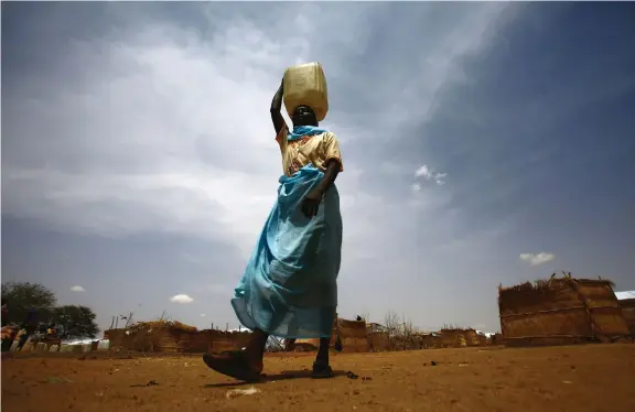  ?? LEHTIKUVA/ASHRAF SHAZLY
FOTO: AFP/ ?? På FLYKT. En sydsudanes­isk kvinna i flyktinglä­gret Al-Nimir i Darfir. Hon är en av de nästan två miljoner sydsudanes­er som tvingats lämna sina hem.