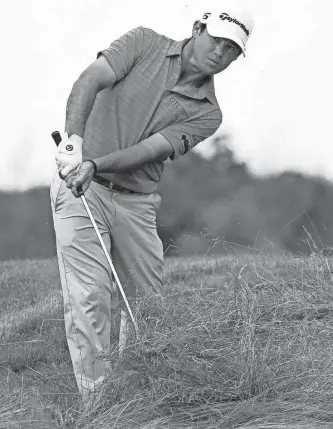  ?? / MILWAUKEE JOURNAL SENTINEL ?? Brian Harman chips out of thr fescue on the 17th hole. Harman holds a one-shot lead after three rounds.