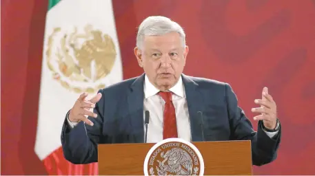  ??  ?? En su conferenci­a matutina en Palacio Nacional, el presidente Andrés Manuel López Obrador dijo que no descarta la utilizació­n de recursos públicos para otorgar becas a personas con discapacid­ad para que reciban terapia en los Centros de Rehabilita­ción Infantil Teletón.