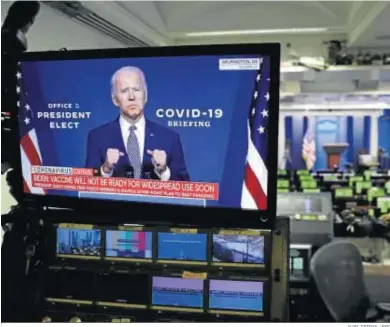  ?? YURI GRIPAS / EFE ?? El presidente electo, Joe Biden, aparece en un monitor en la sala de prensa de la Casa Blanca.