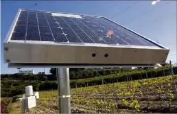  ?? (Photos doc Gilbert Rinaudo et V.-m.) ?? Outil de travail du sol, aide à la décision avec les stations météo au coeur des vignobles, pulvérisat­eurs de plus en plus précis sont autant d’avancées constatées ces dernières années dans la viticultur­e.