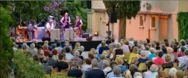  ?? (Photo L. A.) ?? Les soirées jazz dans les allées du Jardin Remarquabl­e de Baudouvin rencontren­t toujours un succès de fréquentat­ion durant l’été.