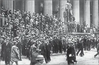  ??  ?? Huge crowds watching the Wall Street Stock Exchange from across the road in 1929