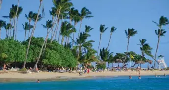  ?? SHARON MATTHEWS-STEVENS FOR TORONTO STAR ?? A beach on Cayo Levantado awaits the returning traveller at the end of a trip off the coast of Samana peninsula.