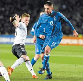  ??  ?? Dimitri Nazarov (d) marcó el gol del orgullo para Azerbaiyán