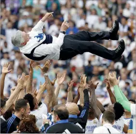  ?? ?? Carlo Ancelotti no epicentro da festa do título do Real Madrid