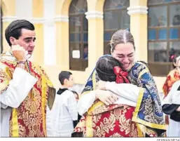  ?? GERMÁN MESA ?? Lágrimas y muestras de congoja en Cristo Rey tras suspender la salida.