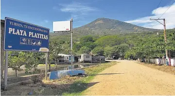  ??  ?? Resultados. La operación Playitas dejó saldo de más de 15 personas detenidas vinculadas al tráfico de drogas entre El Salvador y Nicaragua; entre ellas, agentes policiales y exfunciona­rios.