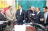  ?? NAIRA TRINDADE ?? » CLICK. Em campanha para Presidênci­a da Câmara, Rodrigo Maia (DEM) e Fábio Ramalho (MDB) foram à inauguraçã­o de painel de fotos na liderança do PSB.