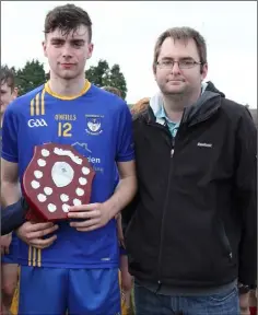  ??  ?? Conor Hughes of Ballinastr­agh Gaels with Dean Goodison, representi­ng People Newspapers (sponsors).