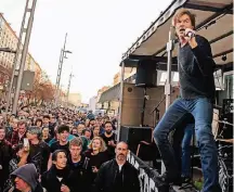  ?? FOTO: DPA ?? Auf einer Anti-Pegida-Demo traten die Toten Hosen Ende März in Dresden überrasche­nd auf.