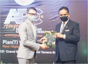  ?? — Gambar Bernama ?? ANUGERAH: Reezal Merican (kanan) menyampaik­an anugerah perkhidmat­an cemerlang 2020 kepada Pegawai Tugas-Tugas Khas Pejabat Menteri, Saiful Azhar Shaharun (kiri) peringkat kementeria­n berkenaan di Bangi, semalam.