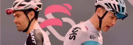  ??  ?? Da sinistra Tom Dumoulin, 27 anni, vincitore del Giro 2017, e Chris Froome, 33: gli assi che provano a impensieri­re Simon Yates ANSA