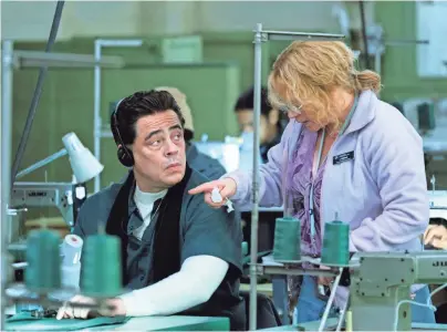  ?? PHOTOS BY CHRISTOPHE­R SAUNDERS/SHOWTIME ?? Richard Matt (Benicio del Toro) gets help from prison tailor-shop employee Joyce “Tilly” Mitchell (Patricia Arquette) in “Escape at Dannemora.”