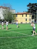  ?? In campo ?? Seduta di allenament­o per la squadra dell’Ageop team: dieci ragazzi, un infermiere, un medico