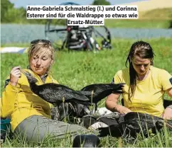  ??  ?? Anne-Gabriela Schmalstie­g (l.) und Corinna Esterer sind für die Waldrappe so etwas wie Ersatz-Mütter.