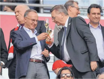  ?? FOTO: IMAGO ?? In dieser Rolle gefiel sich Reinhard Grindel (re.) am besten: Auf Du und Du mit den Lichtgesta­lten des Fußballs. Hier beim Anstoßen mit Karl-Heinz Rummenigge.