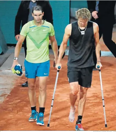  ?? CHRISTOPHE PETIT TESSON / EFE ?? Rafa Nadal, junto a Alexander Zverev, quien tuvo que retirarse en la semifinal debido a una lesión en el tobillo.