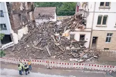  ?? FOTO:DPA ?? Von dem Wohnhaus in Wuppertal sind nach der Explosion nur noch Schutt und Trümmer übriggebli­eben.
