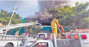  ??  ?? Incendio. Por varias horas los bomberos lucharon contra el fuego en la SEP de Tuxtla.