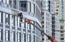  ?? ?? Los condominio­s en los edificios en Manhattan con el logo de Trump, como el de la derecha, han perdido valor en los últimos años. Retiran el nombre de Trump de un edificio (izq.).