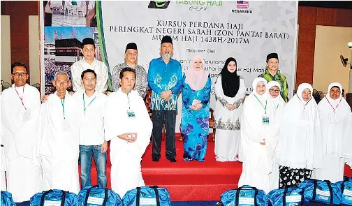  ??  ?? JUHAR, Norlidah dan tetamu kehormat merakam gambar kenangan bersama sebahagian peserta Kursus Haji Perdana.