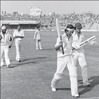  ?? GETTY ?? Pakistan’s Zaheer Abbas acknowledg­es the applause after scoring 235 not out in the second Test against India in Lahore on October 29, 1978. The attraction of Indiapak cricket is unmatched.