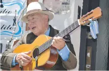  ??  ?? A busker, among many talented street performers, revives the flamenco tradition at the weekly San Telmo antique and crafts street fair.