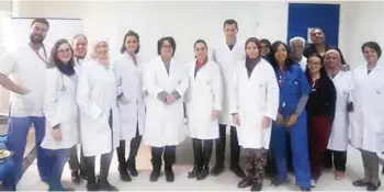  ??  ?? Samira Meraï Friaa, ancienne ministre de la Santé et directrice du départenem­ent, avec le staff de pneumologi­e