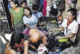  ?? REUTERS / SRINGER ?? La familia de un fallecido por los militares birmanos llora su pérdida.
