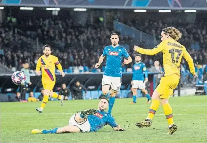  ?? FOTO: PERE PUNTÍ ?? Antoine Griezmann marcó el gol del empate en San Siro que da cierta ventaja al Barça de cara a la vuelta ante el Nápoles