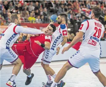  ?? KEY ?? Luka Maros (2. v. l.) und die restlichen Schweizer zeigten gegen die Serben eine kämpferisc­he Leistung.