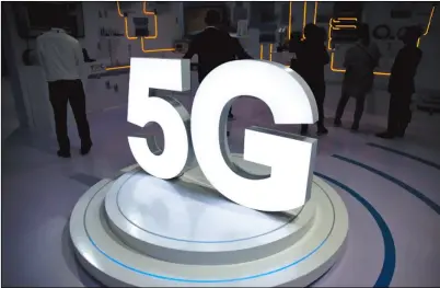 ??  ?? 中國工信部首波5G釋­照，全面啟動大規模5G商­用試驗。圖為北京通信展中的5­G標誌。 （美聯社）