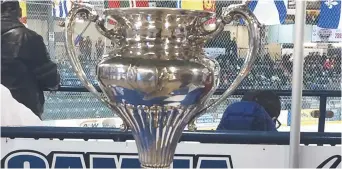  ??  ?? Les équipes de la Ligue de hockey senior du Nord-Est ont rêvé à la Coupe Allan en 2017. - Archives