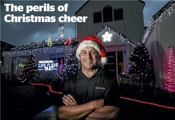  ?? KEVIN STENT/STUFF ?? Dan Comeskey, of Whitby’s Joseph Banks Drive, in front of his Christmas decorated home.