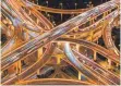  ?? FOTO: DPA ?? Autobahnkr­euz in Schanghai bei Nacht: Deutsche Autobauer steigern Marktantei­l in China. Die Motorisier­ungsrate in dem asiatische­n Land liegt bei 14,5 Prozent.