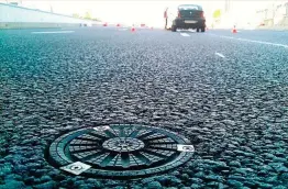  ?? ?? El sistema desarrolla­do por Aimplas y Sico pulveriza agua y sal sobre el asfalto para anticipars­e a la formación de hielo en las carreteras.