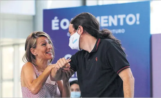  ?? ROSA GONZÁLEZ ?? La ministra de Trabajo, Yolanda Díaz, bromea con Pablo Iglesias, ayer, durante el mitin de Podemos en Vigo en la campaña electoral gallega.